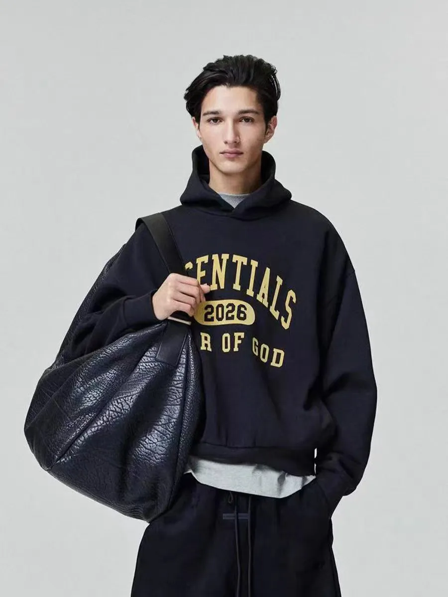 🦋 、Hot Sale🦋 128 Essentials FW 26Holiday 2026 CLASSIC HOODIE Fear of God Essentials FALL 26 HOLIDAYSeries Fleece Hoodie Same Style Premium ！ ！ ， ！ ， Breathable 。 3D 。 ， ， ， ， 。 ， ～Versatile ， ！ ：Retro Size:XS-XL